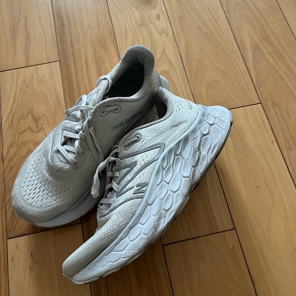 New Balance More V4 Fresh Foam Running Sneakers - SZ 8.5 - Picture 2 of 2